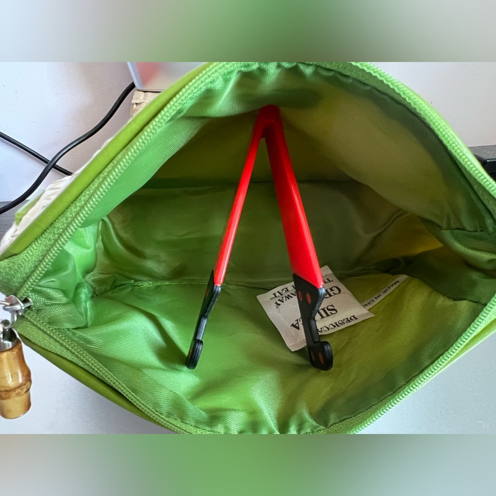 Eminence cosmetic bag come with Clinique lipstick & primer - Picture 4 of 8